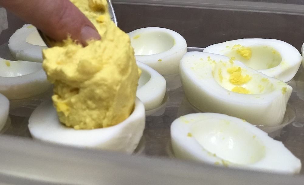 easy way to fill deviled eggs